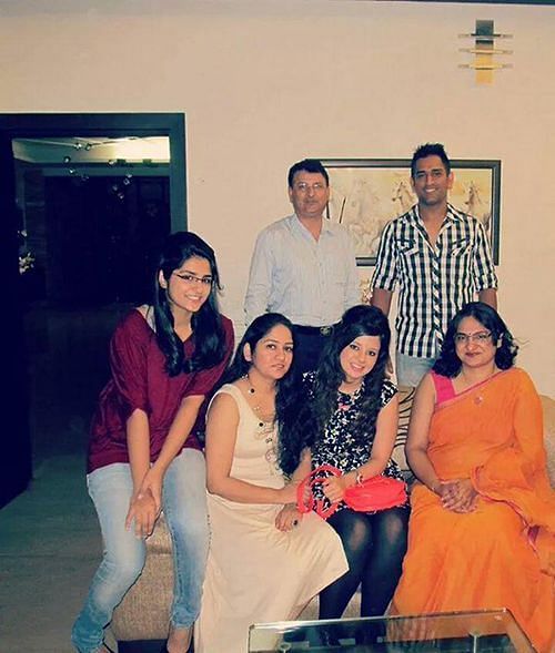 MS Dhoni&#039;s family with his sister
