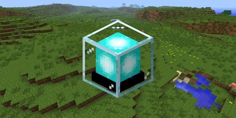 Beacons can both provide helpful statuses for players as well as mark a location by firing a beam into the sky that is visible from afar (Image via Mojang).