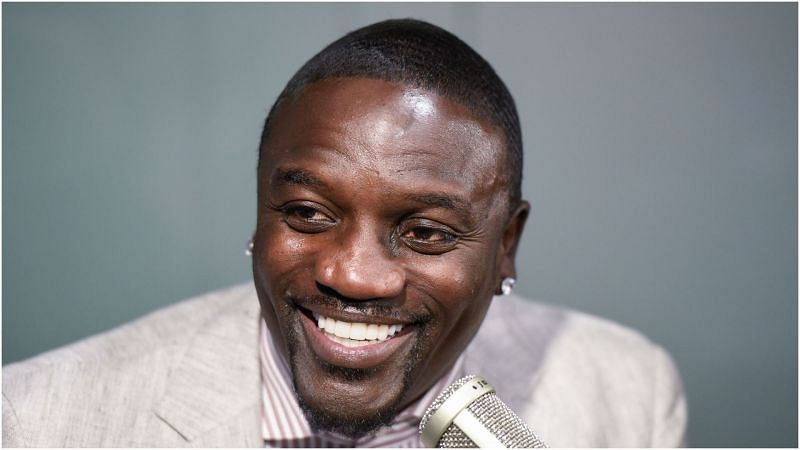 Akon bezoekt 'The Whoolywood Shuffle' met DJ Whoo Kid op Eminem 'S Shade 45 in SiriusXM Studio (afbeelding via Getty Images)