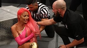 Raw में हुए घातक हमले के बाद WWE सुपरस्टार की कोहनी खिसकी, 41 साल के दिग्गज पर होगा मुकदमा?