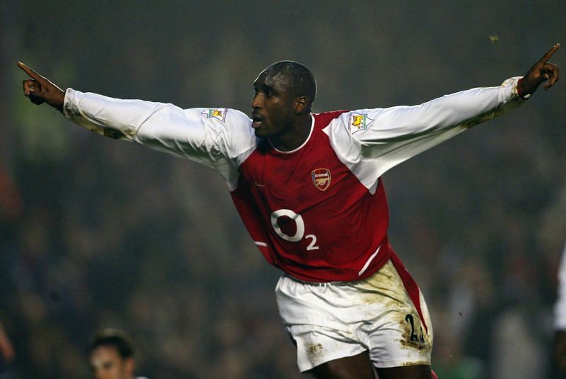 Sol Campbell of Arsenal celebrates scoring Arsenal&#039;s first goal