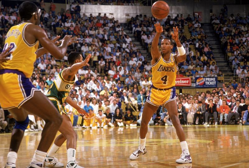 Byron Scott #4 of the Los Angeles Lakers passes the ball to James Worthy #42