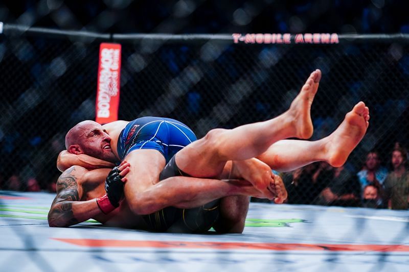 Quite how Alexander Volkanovski survived this guillotine from Brian Ortega is anyone&#039;s guess