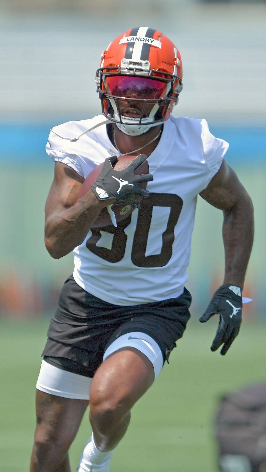 Kareem Hunt gets his first touchdown in a Browns uniform and gets some help  from Jarvis Landry to keep the ball 