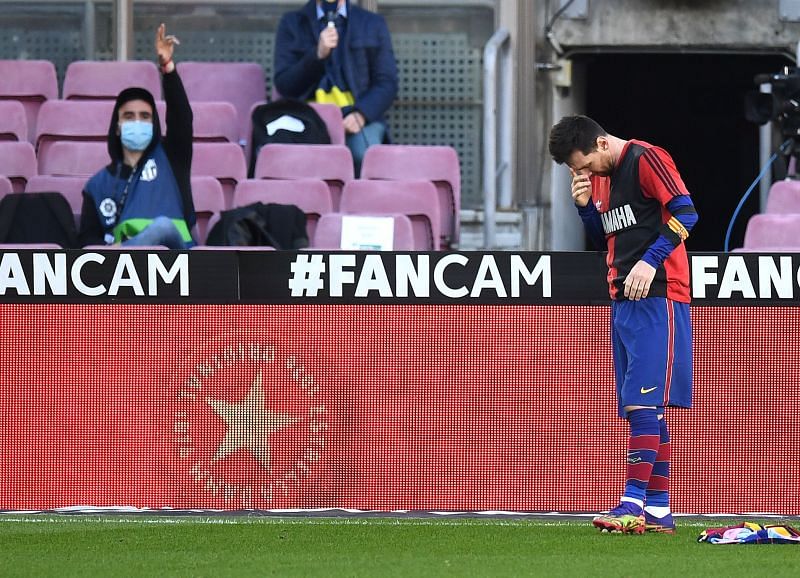 Lionel Messi paying tribute to Diego Maradona in a Newell shirt