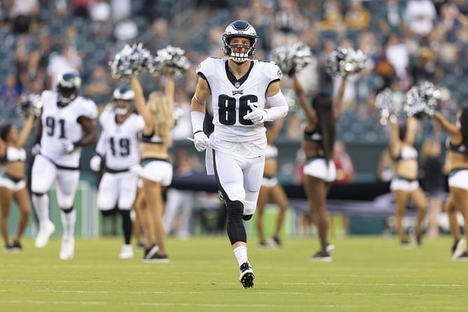 Zach Ertz's decision to stay in Philadelphia can help Jalen Hurts' development