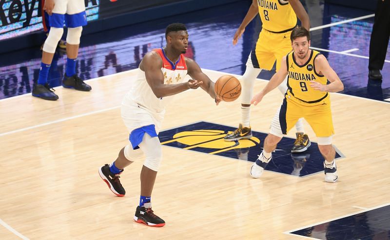 Zion Williamson #1 of the New Orleans Pelicans passes the ball.