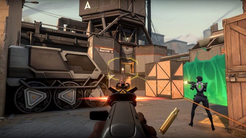 Do not ADS close-range with an assault rifle (Image via Riot Games)