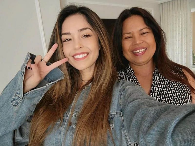Valkyrae with her mother (Image via u/inthisfacade on Reddit)