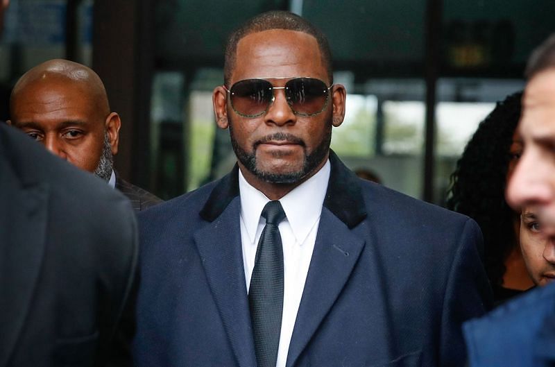 R Kelly (Image via Kamil Krzaczynski/AFP/ Getty Images)