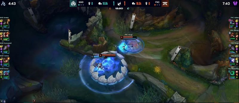 Catching enemy mid-laners off-position through the mid-jungle prio setup (Image via League Legends)