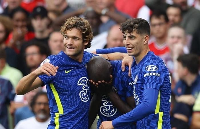 Marcos Alonso(left) and Romelu Lukaku (centre) are among the most popular FPL wildcard options.