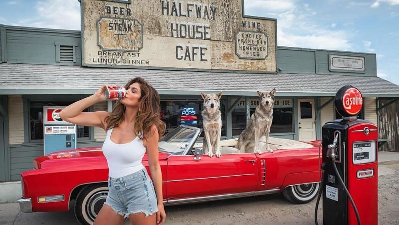 Cindy Crawford stunned fans after recreating her iconic Pepsi commercial (Image via Instagram/cindycrawford)