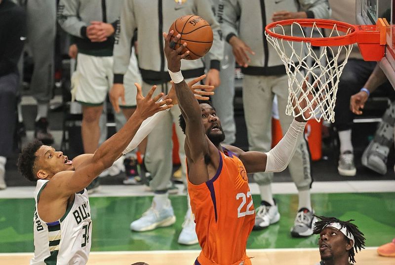 Ayton attempts a rebound during the 2021 NBA Finals