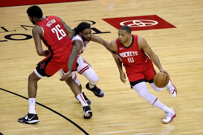 Eric Gordon (right) in action during an NBA game.