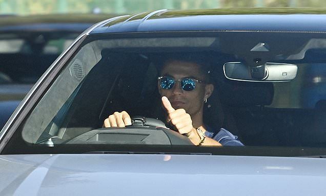 Ronaldo striking a pose from inside his Lamborghini Urus (Photo: Twitter)