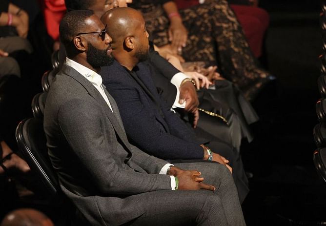 LeBron James, Magic Johnson hang out at Cowboys-Chargers game