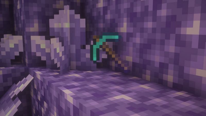 An enchanted pickaxe (Image via Minecraft)