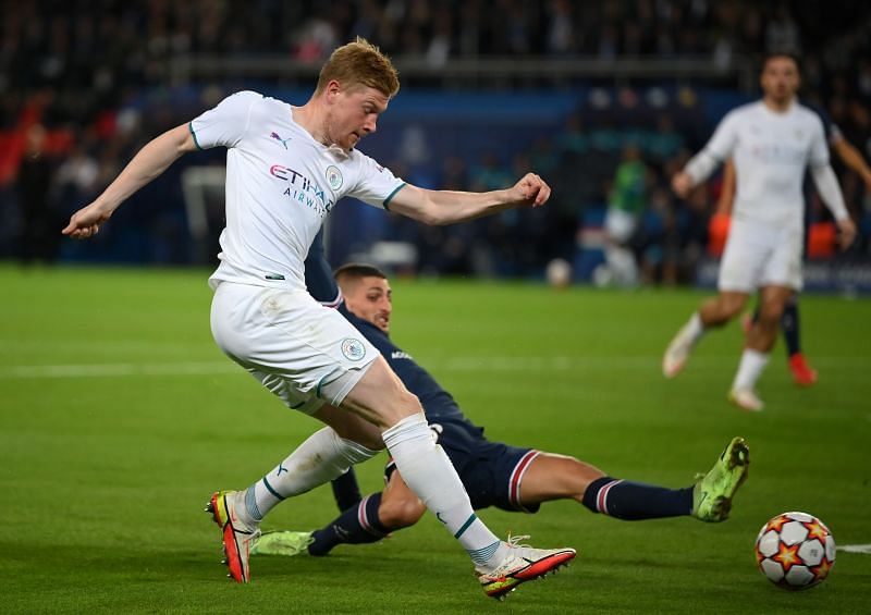 Paris Saint-Germain&#039;s Marco Verratti (right) tackles Manchester City&#039;s Kevin de Bruyne.