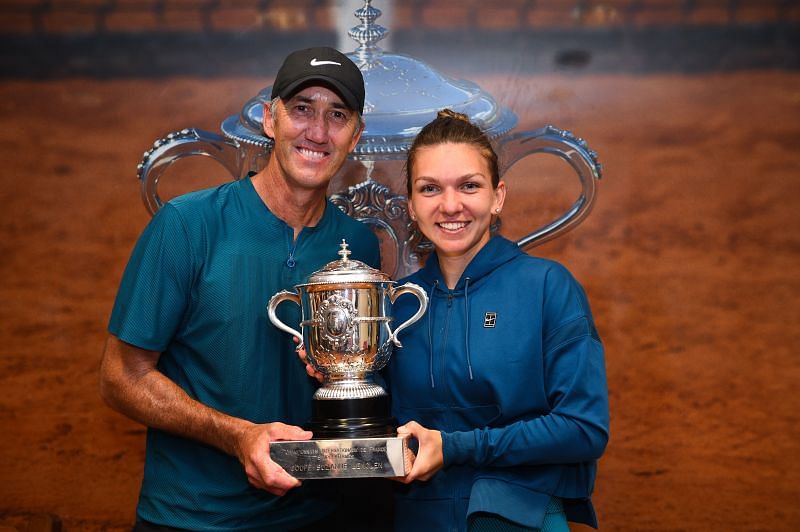 Darren Cahill and Simona Halep with the 2018 French Open trophy