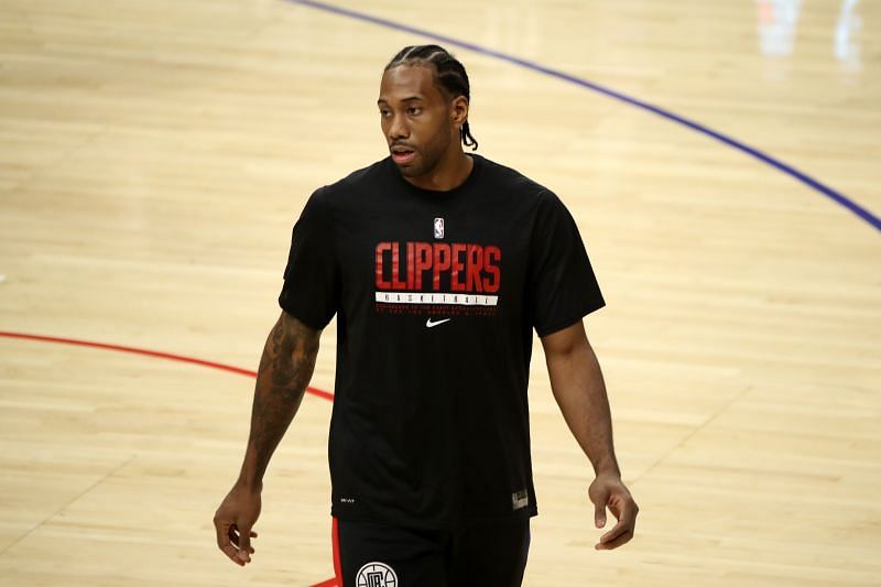 Kawhi Leonard warms up before playing an NBA game.