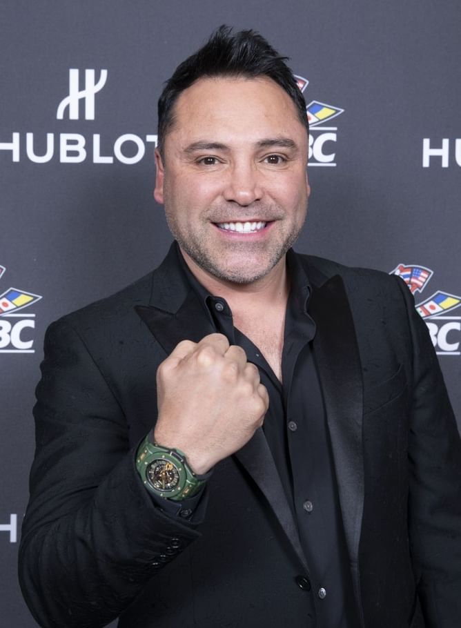 Watch: Oscar De La Hoya sings at karaoke night just a week after recovering from COVID-19