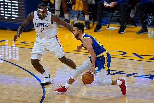 Kawhi Leonard of the LA Clippers guards Stephen Curry of the Golden State Warriors