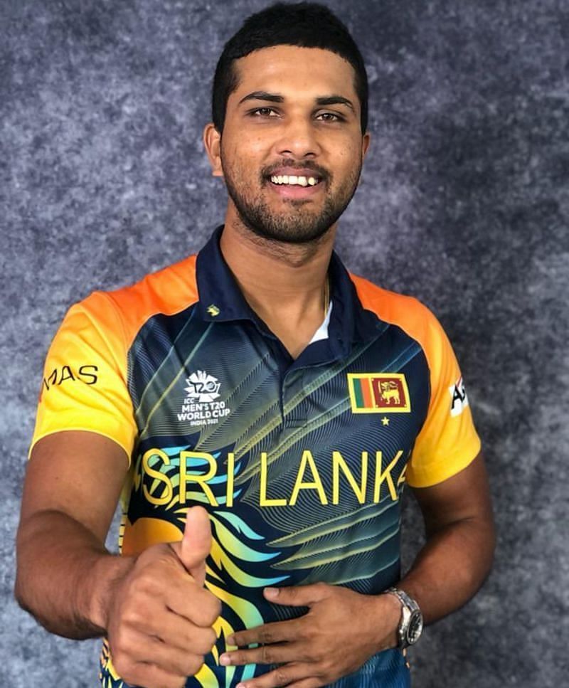 टी20 विश्&zwj;व कप के लिए श्रीलंका की नई जर्सी पहने हुए दिनेश चंडीमल