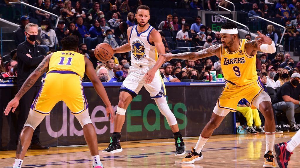 Stephen Curry of the Golden State Warriors in a preseason game against the LA Lakers