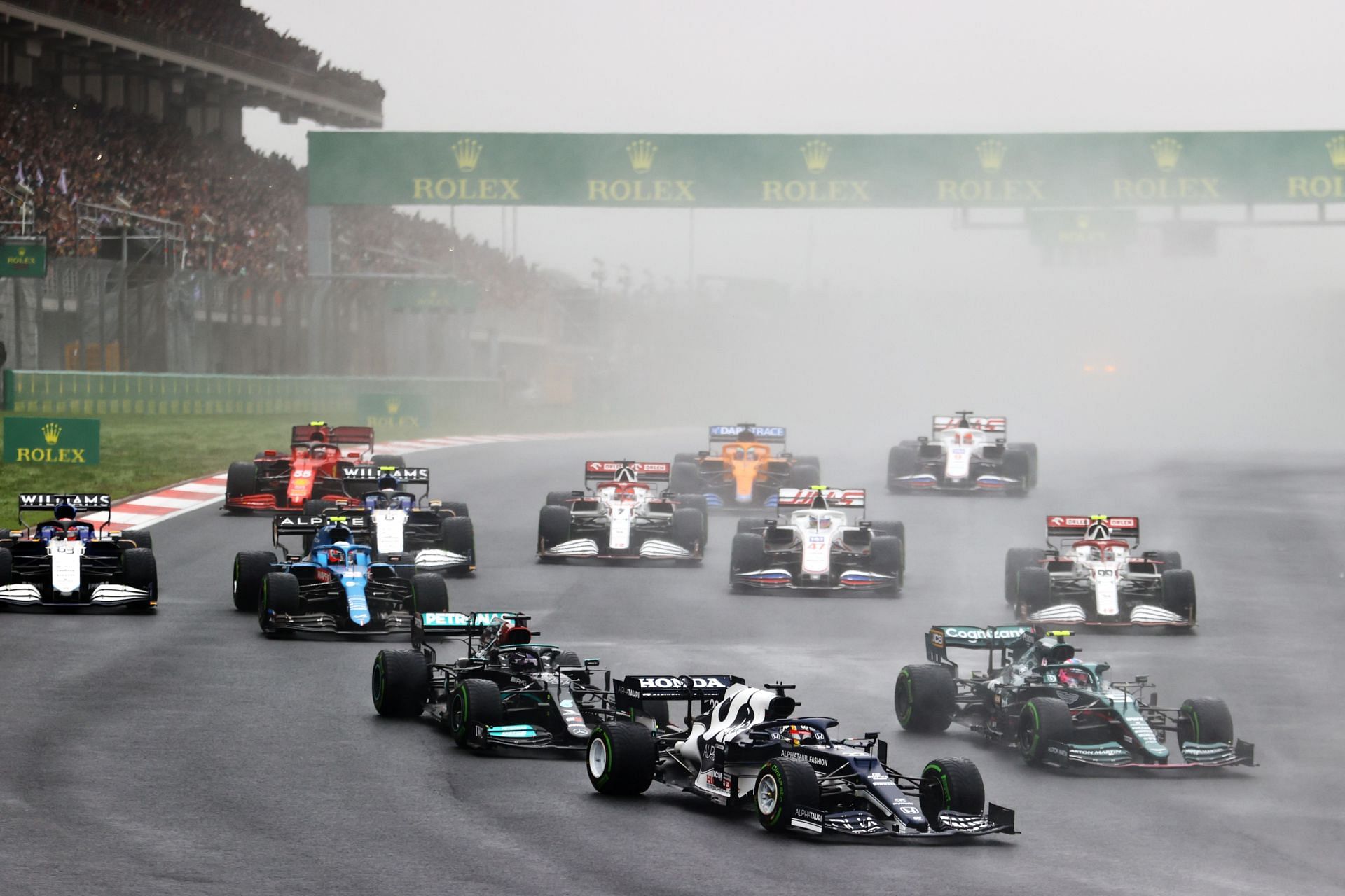 The start during the F1 Grand Prix of Turkey at Intercity Istanbul Park on October 10, 2021 in Istanbul, Turkey. (Photo by Bryn Lennon/Getty Images)