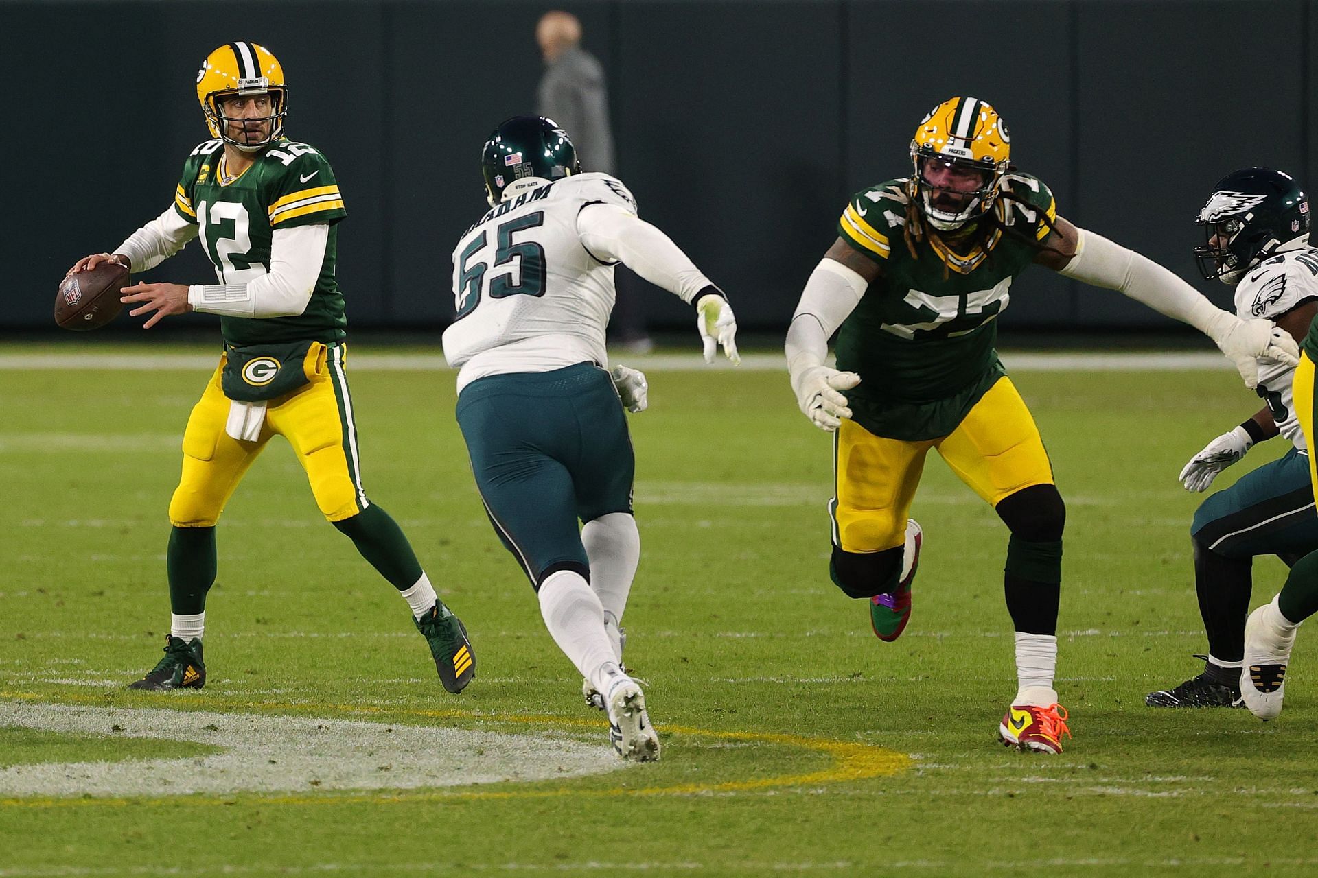 Philly fan mocks Packers' cheesehead with ingenious hat