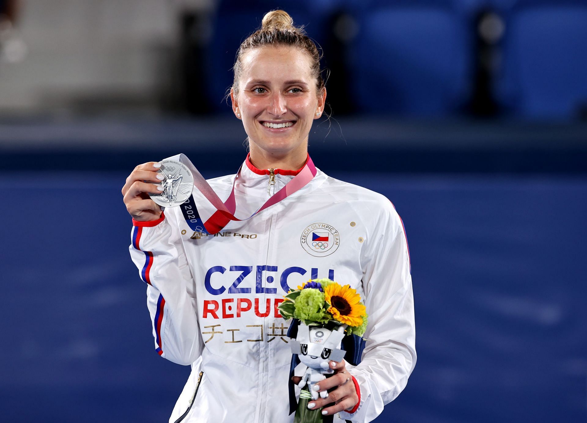 Marketa Vondrousova with the women&#039;s singles silver medal at the Tokyo Olympics