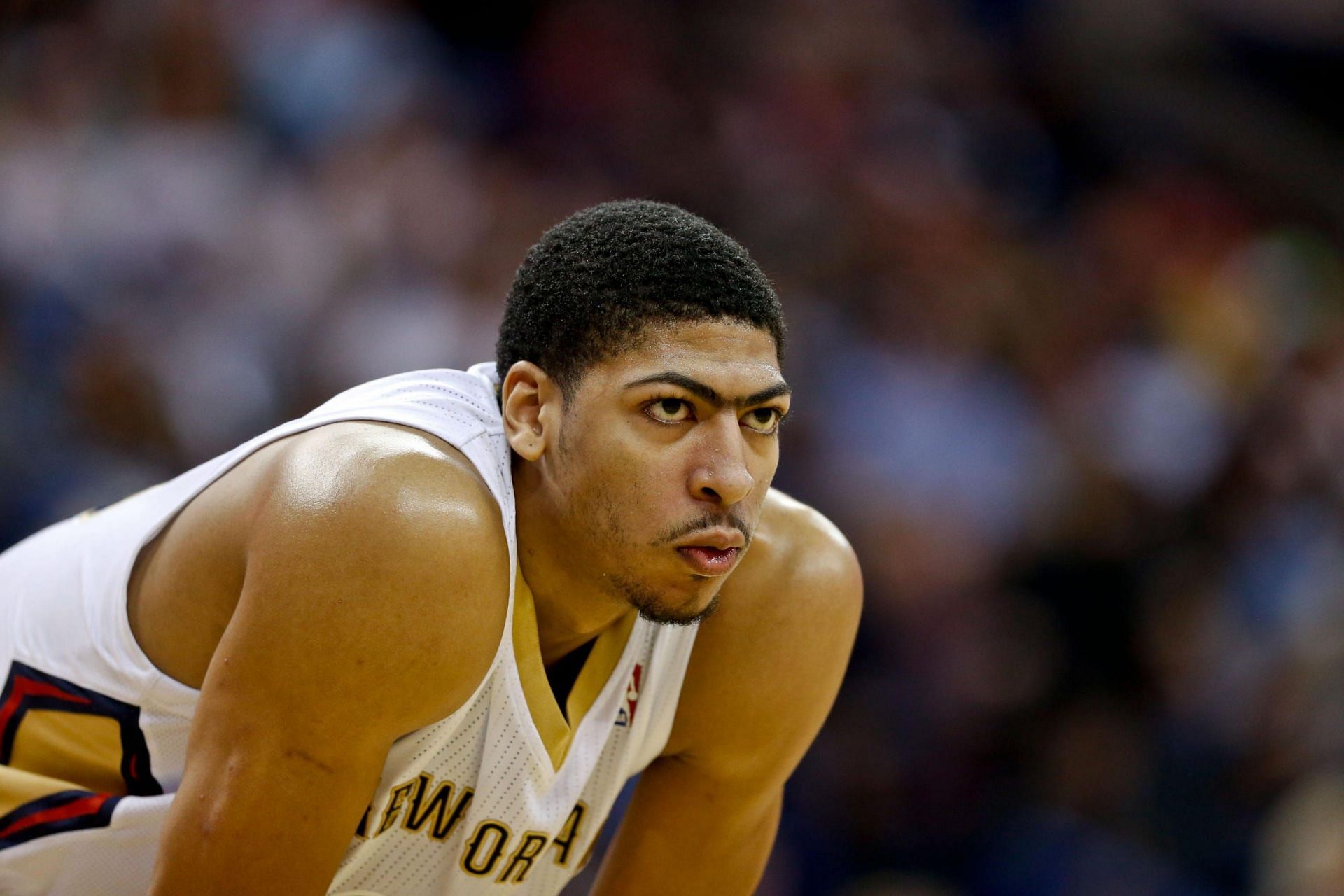 A young Anthony Davis dealt with a fractured hand during the 2013-14 season.