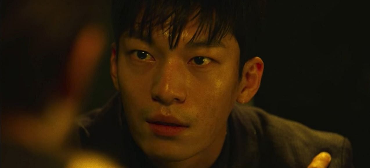 Hwang In Ho (Front Man) looking at the mirror seeing Hwang Jun Ho (Image via Netflix)