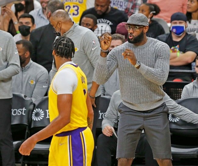 LeBron James on the bench coaches Anthony Davis in the LA Lakers&#039; win over San Antonio