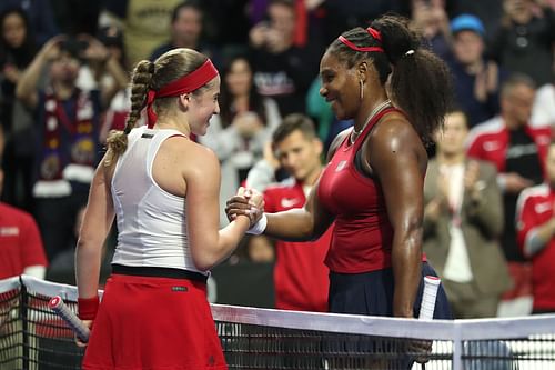 Jelena Ostapenko (L) and Serena Williams.