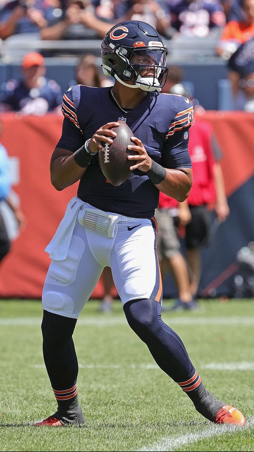 Chicago Bears rookie QB Justin Fields replaces injured Andy Dalton vs.  Cincinnati Bengals - ABC7 Chicago