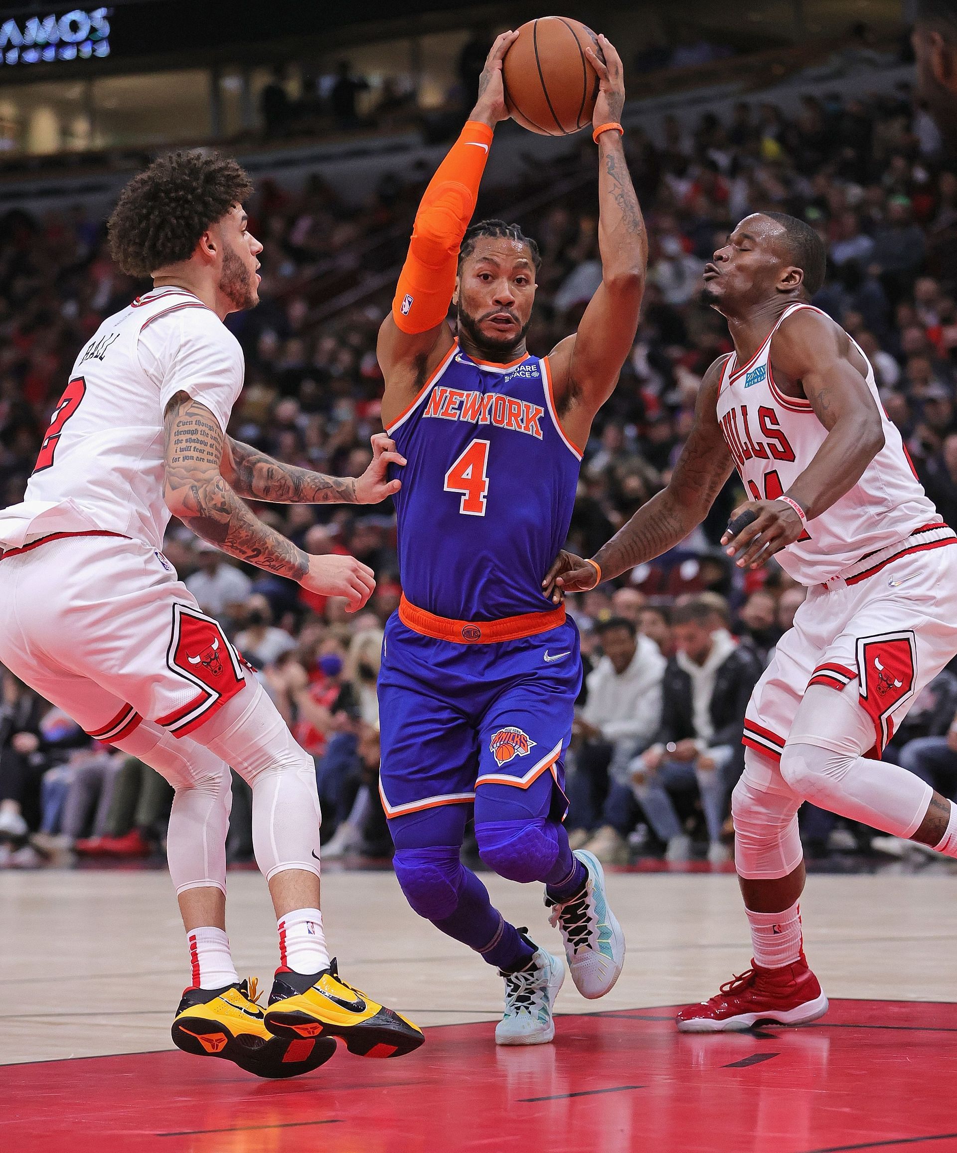 Knicks guard Derrick Rose battling against his old team