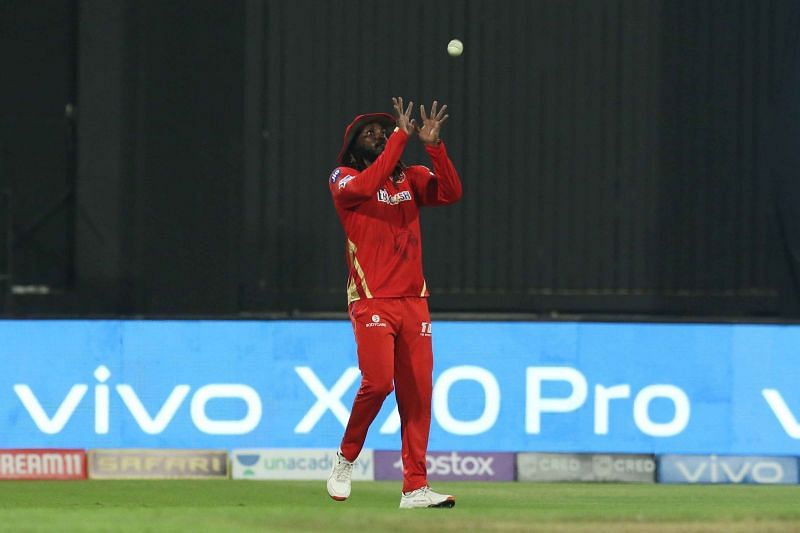 क्रिस गेल कैच पकड़ने का प्रयास करते हुए (Photo Credit - IPLT20)