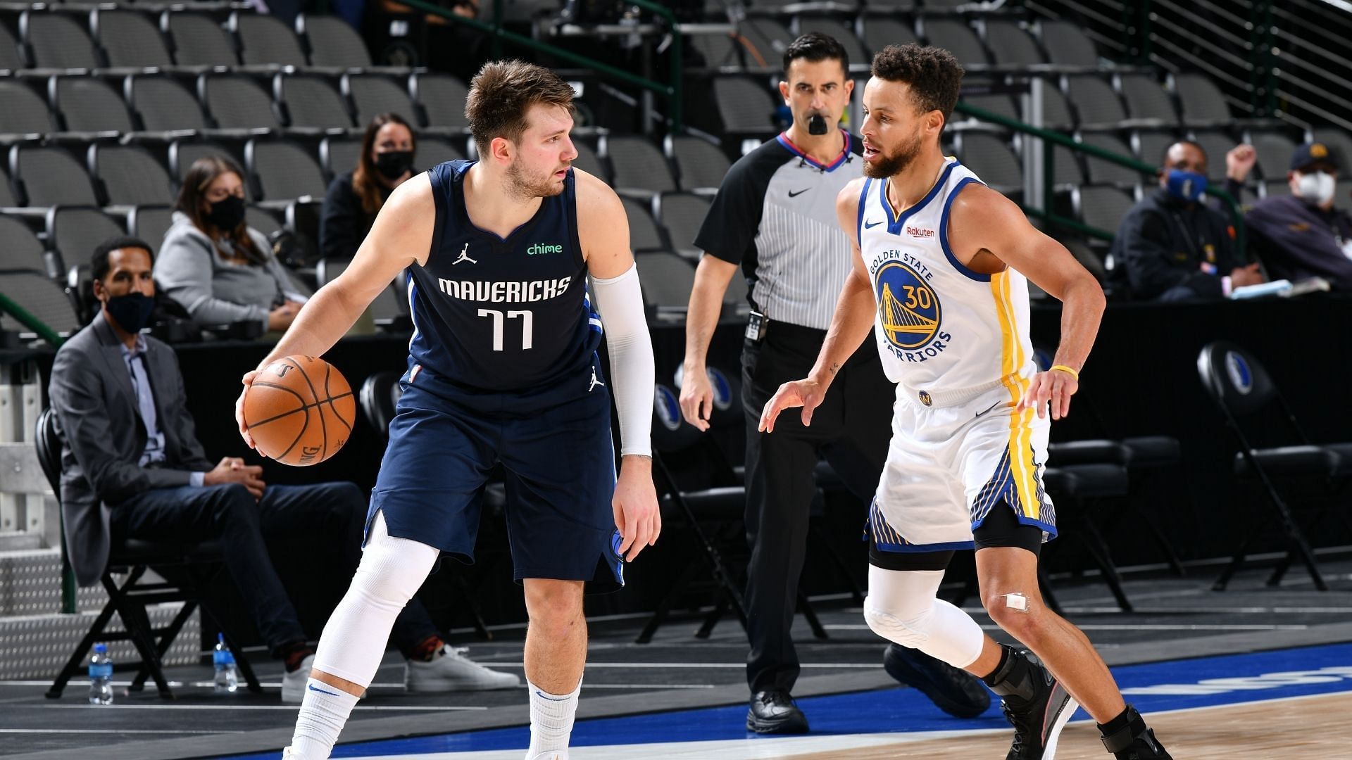 Stephen Curry (right) in action against the Mavericks. (Photo Credit: NBA.com.)