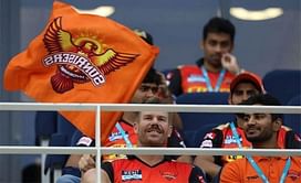 IPL 2021 - डेविड वॉर्नर ने स्‍टैंड्स में बैठकर सनराइजर्स हैदराबाद का हौसला बढ़ाया