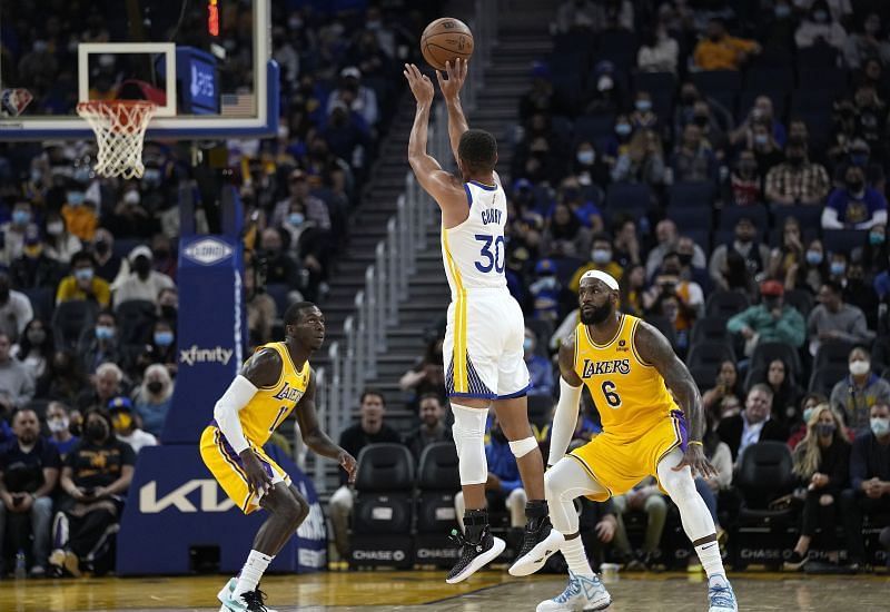 Stephen Curry of the Golden State Warriors shoots over the LA Lakers&#039; LeBron James