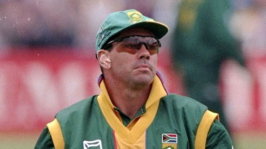 Hansie Cronje spotted with the earpiece. Pic: @PictureSporting/ Twitter