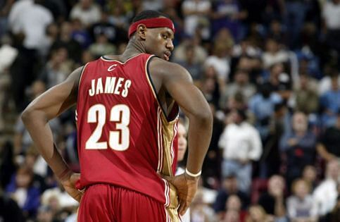 LeBron James scores 25 points for Cavaliers in NBA debut - October 29, 2003