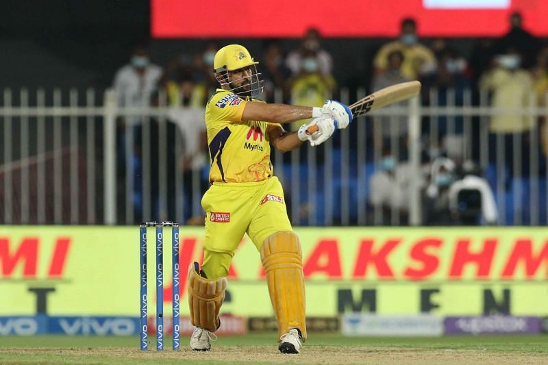 सनराइज़र्स हैदराबाद के खिलाफ बल्लेबाजी के दौरान एमएस धोनी