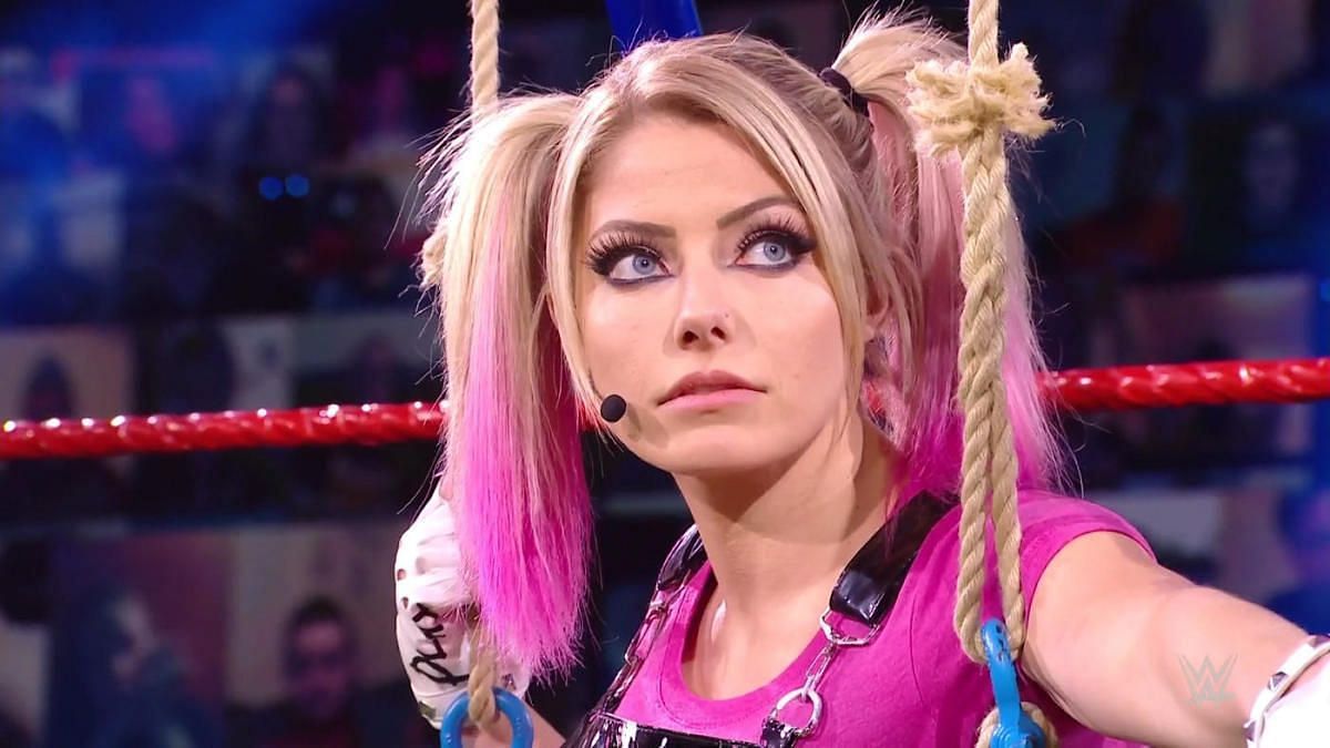 Alexa Bliss reacts to Io Shirai&#039;s pathetic ladder fall