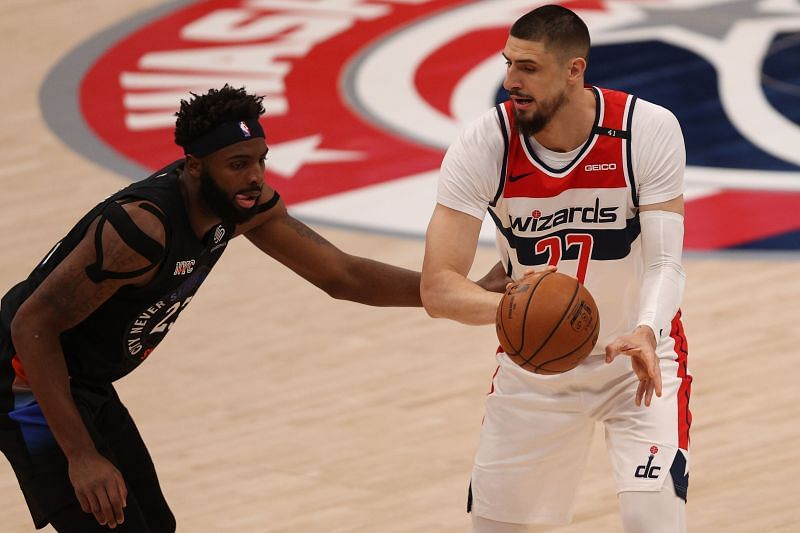 The New York Knicks&#039; Mitchell Robinson guarding the Washington Wizards&#039; Alex Len