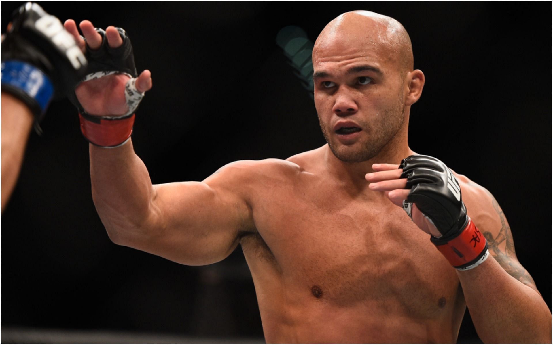 Robbie Lawler touching gloves against Carlos Condit