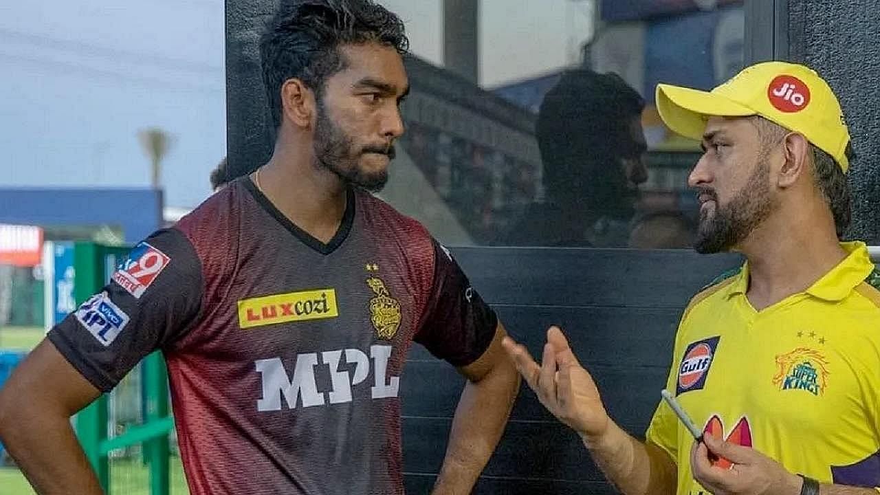 एमएस धोनी से बातचीत करते हुए केकेआर के खिलाड़ी वेंकटेश अय्यर