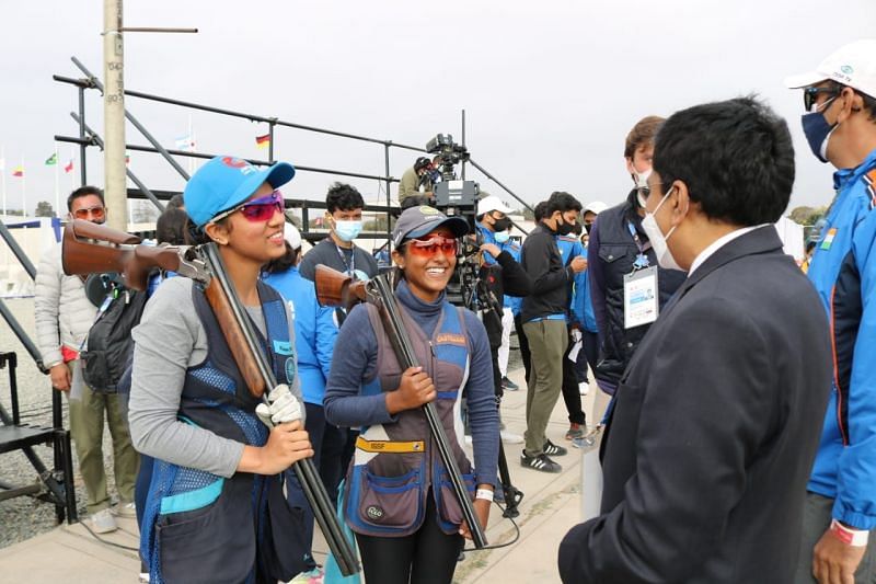 पेरू में तैनात भारतीय अधिकारियों से बात करती विजेता भारतीय महिला टीम।